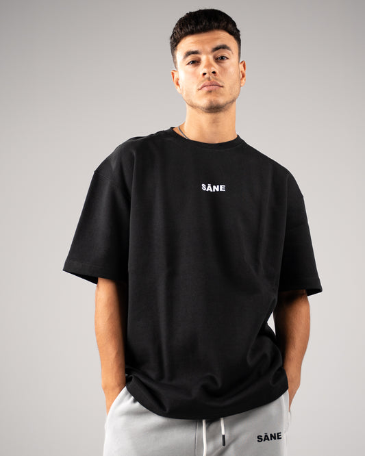 PREMIUM BLACK SĀNE OVERSIZE T-SHIRT